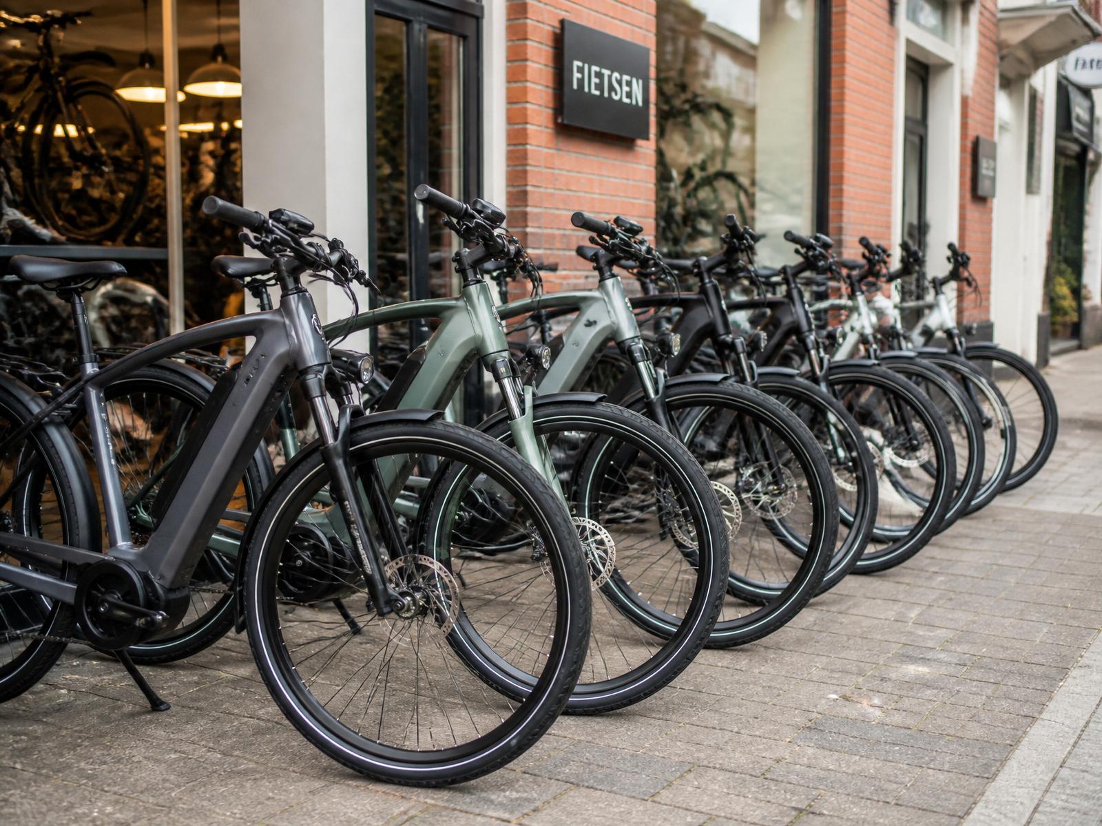 Verhuur e-bikes opgesteld in de showroom