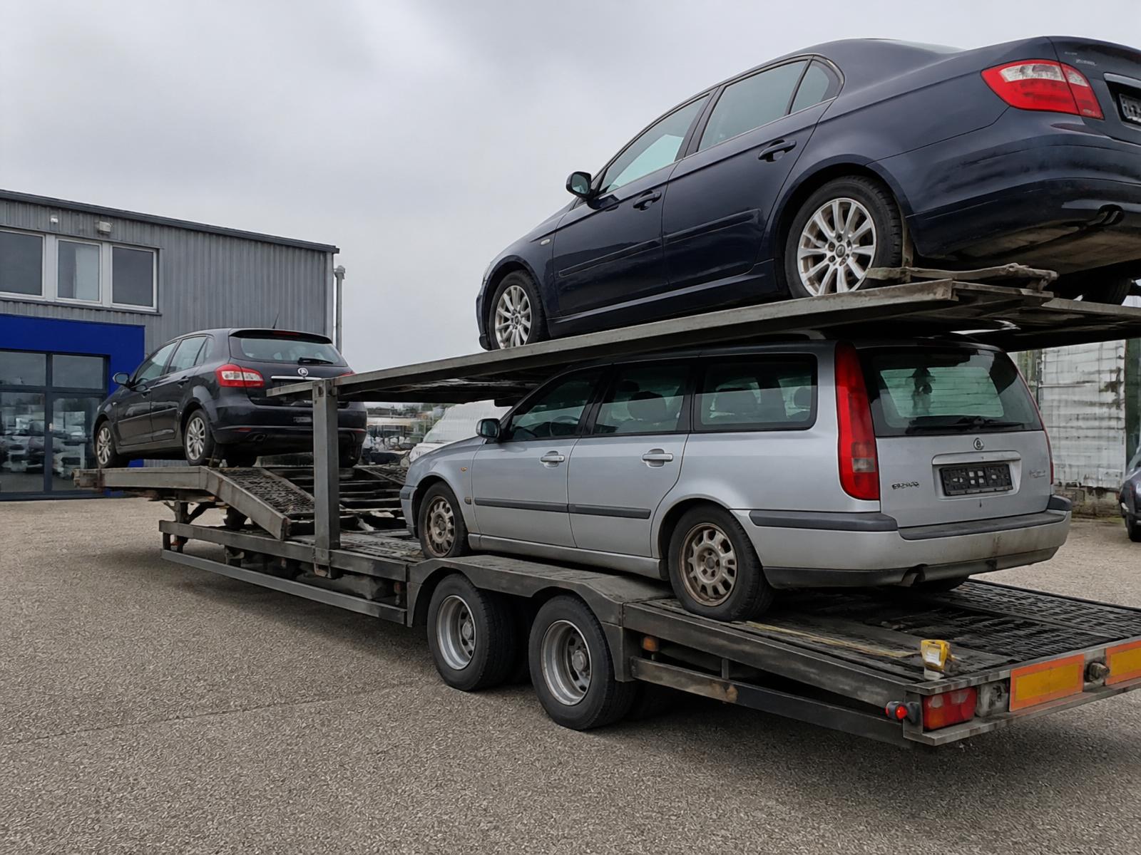 Container ship met auto's geladen voor export
