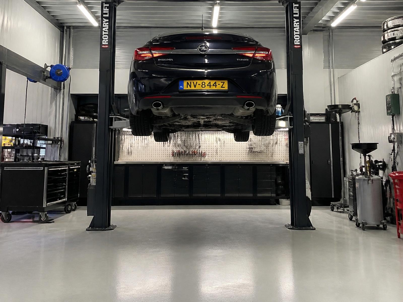 Onze garage in Geesbrug