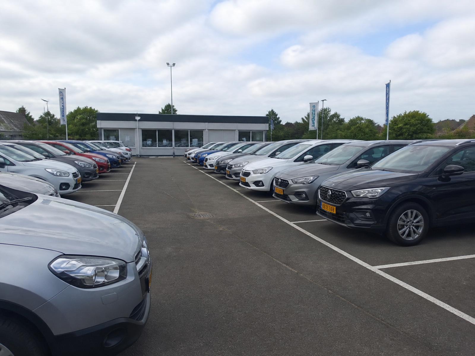 Auto's op het terrein van Auto & E Bike Center Geesbrug
